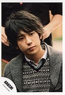 駿河屋 中古 嵐 二宮和也 バストアップ ジャケットグレー インナー黒 目線右下 背景人 マイガールpv撮影オフショット 公式生写真 嵐