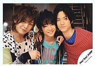 駿河屋 中古 Hey Say Jump 山田涼介 知念侑李 中島裕翔 横型 センター知念 衣装緑 肩組む カメラ目線 公式生写真 Hey Say Jump