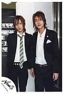 駿河屋 中古 News 山下智久 内博貴 スーツ 膝上 山下ネクタイ緑 公式生写真 News
