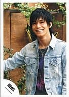 駿河屋 中古 News 錦戸亮 上半身 背景植物 笑顔 News