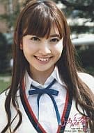 駿河屋 中古 小嶋陽菜 バストアップ 白シャツ ネイビーのリボン スクールニット 上からマリコ初回特典 Akb48