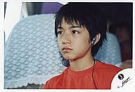 駿河屋 中古 ジャニーズjr 錦戸亮 横型 顔アップ 衣装赤 目線左 イヤホン 公式生写真 ジャニーズ