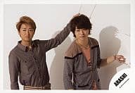 駿河屋 中古 嵐 大野智 櫻井翔 横型 上半身 大野左手上げ 背景白 公式生写真 嵐