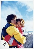 嵐/大野智・櫻井翔/衣装赤.黄・抱き合い・上半身・カメラ目線/公式生写真