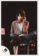 駿河屋 中古 Kat Tun 上田竜也 ベージュ色シャツ 左手頭 あぐら 椅子の上 背景黒 公式生写真 Kat Tun