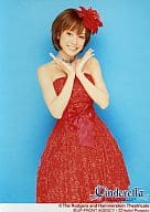 駿河屋 中古 モーニング娘 高橋愛 衣装赤 膝上 両手胸元 背景水色 シンデレラtheミュージカル 2l 公式生写真 ハロープロジェクト