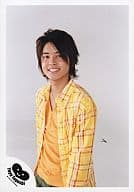 駿河屋 中古 News 手越祐也 膝上 黄色チェック柄シャツ 背景白 歯を見せ 写真左下 Yuya Tegoshi 公式生写真 News