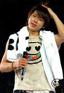 駿河屋 中古 News 増田貴久 ライブフォト 上半身 Tシャツスマイルマーク 肩にタオル 右手マイク 左手髪 背景黒 News Concert Tour Pacific 07 08 ライブフォトセット ジャニーズ