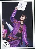 駿河屋 中古 News 山下智久 ライブフォト 膝上 衣装紫 右手サイン色紙 左手マイク 公式生写真 News
