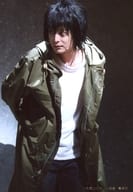 駿河屋 中古 小池徹平 L ライブフォト 膝上 衣装カーキ 両手後ろ 顔左向き キャラクターショット デスノート The Musical 舞台写真 2 5次元ミュージカル