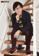 駿河屋 中古 小野友樹 全身 座り 衣装黒 シャツ黄チェック柄 右手顎 目線右上 階段 声優イベント 王様ジャングル 第135回 当日物販限定ブロマイド 男性声優