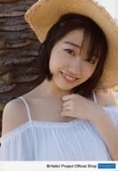 こぶしファクトリー/和田桜子/バストアップ・衣装白・帽子・左手胸元・首傾げ/和田桜子 生写真『“和田桜子(こぶしファクトリー)ファースト写真集「桜子」”よりオフショットパート2』