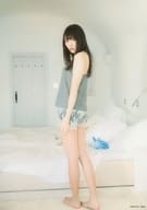駿河屋 中古 渡辺梨加 全身 衣装グレー 両手下 左向き 渡辺梨加1st写真集 饒舌な眼差し 発売記念ブロマイド 欅坂46 けやき坂46