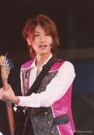 駿河屋 中古 関西ジャニーズjr 大田裕明 ライブフォト 衣装白 ピンク 黒 左手ギター 目線右 口開き 背景黒 枠無し 公式生写真 ジャニーズ